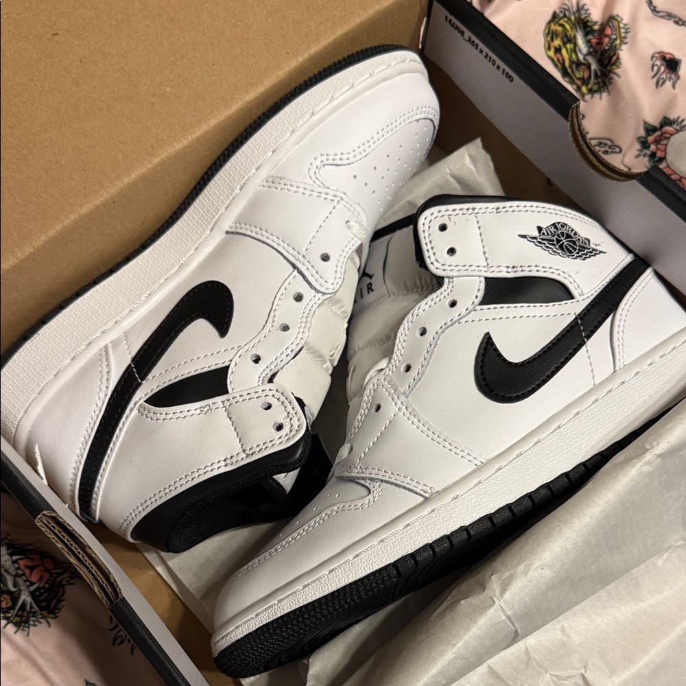 Air Jordan 1 mid youth size 4.5 NIB